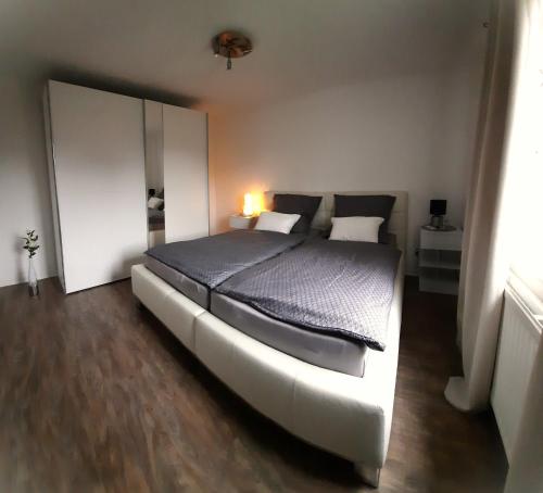ein Schlafzimmer mit einem großen Bett in einem Zimmer in der Unterkunft Harksen Hüs in Klixbüll