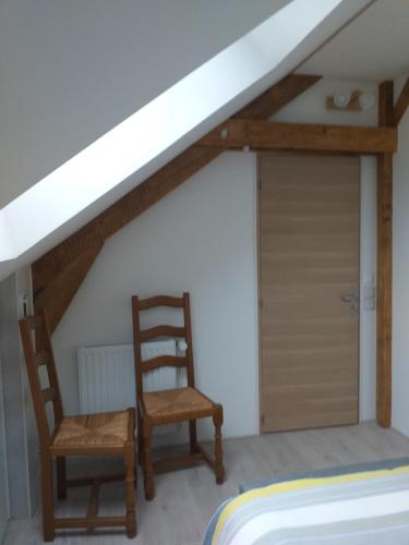 een slaapkamer met een bed, een stoel en een kast bij 43 PMC in Châteauroux