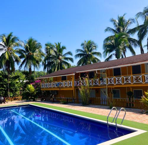 un complejo con piscina frente a un edificio en Hotel Kipara el Valle en El Valle