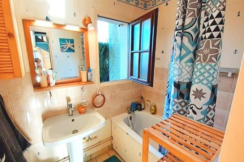 y baño con lavamanos, bañera y lavamanos. en Charment Cottage de 45 m2 Rénové et moderne, en Villers-sur-Mer