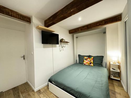 - une petite chambre avec un lit et une télévision dans l'établissement Le Pétramale - Cœur de ville - Navette Parking, à Avignon