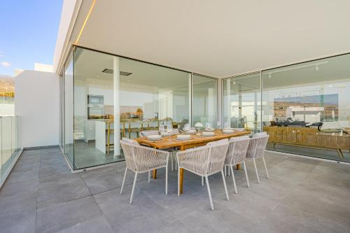 - une salle à manger avec une table et des chaises en bois dans l'établissement Villa Ametza, à Callao Salvaje
