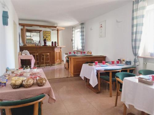 ein Esszimmer mit 2 Tischen und eine Küche in der Unterkunft FLORIAN - tuż przy plaży in Mielno