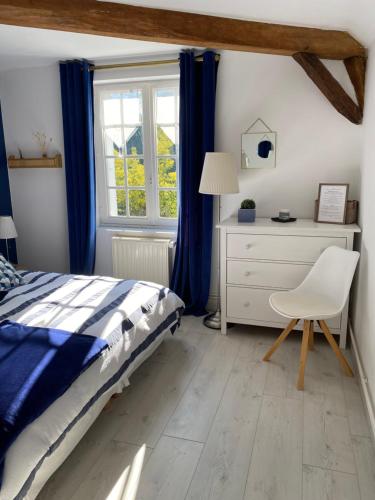 a bedroom with a bed and a desk and a chair at 2 chambres, 4 a 6 voyageurs en centre ville, à 5 mins du zoo in La Flèche