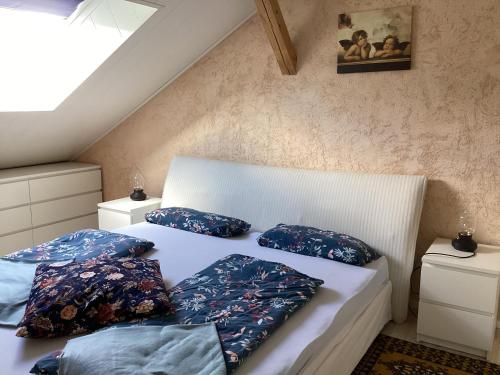 Un dormitorio con una cama con almohadas azules. en Ferienwohnung Keßler, en Waldsolms