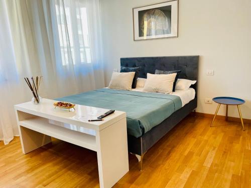 een slaapkamer met een bed met een tafel en een bed sidx sidx sidx bij Casa Fibonacci in Pisa