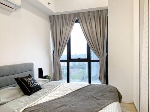 um quarto com uma cama e uma grande janela em REVO Aurora @ Pavilion Bukit Jalil Kuala Lumpur em Kuala Lumpur