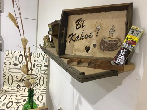 una scatola di legno con un cartello del caffè su una parete di Orka world a Fethiye