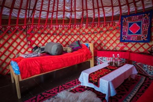Säng eller sängar i ett rum på AK-SAI TRAVEL yurt camp at Son Kul lake