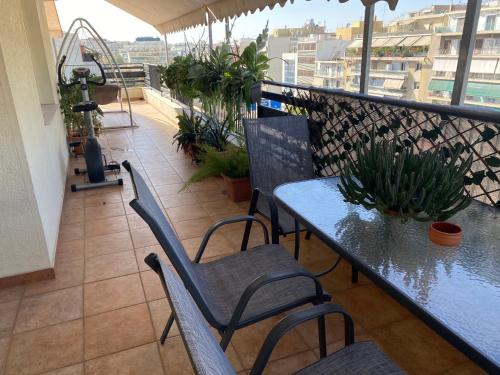 balcón con mesa y sillas en Athens Centre Acropolis "Sunny" apartment #715 en Atenas