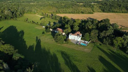 eine Luftansicht eines Hauses auf einem Feld in der Unterkunft Chateau de la Coutere in Saint-Laurent