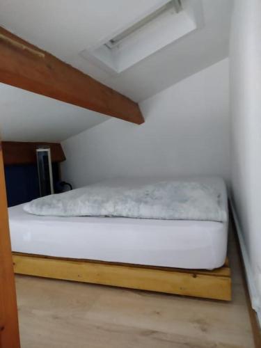 - un petit lit dans une petite chambre avec un matelas dans l'établissement Appart - résidence avec piscine St jean de Monts, à Saint-Jean-de-Monts