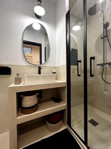 une salle de bain avec un lavabo et un miroir dans l'établissement The Studio Family - Le Terracotta, à Dijon