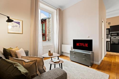 un salon avec un canapé et une télévision dans l'établissement Nice Renting - DABRAY - Chic & Spacious Apartment in the Heart of Nice - Prime Location Near Attractions, à Nice