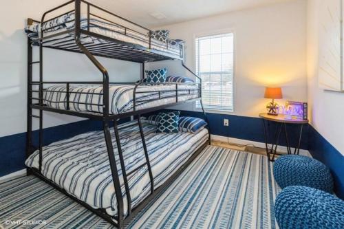 1 dormitorio con 2 literas en una habitación en Archer's Retreat Sleeps 10, en Sawyer