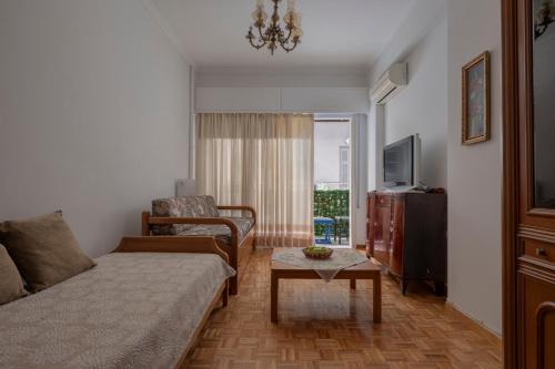 ΔΙΠΛΑ ΣΕ ΜΕΤΡΟ , ΚΟΝΤΑ ΣΤΗΝ ΑΚΡΟΠΟΛΗ