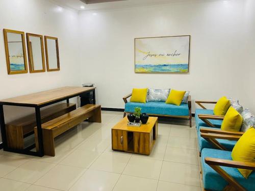 uma sala de estar com um sofá e uma mesa em Iwawe by IBC- Room 1 em Kigali