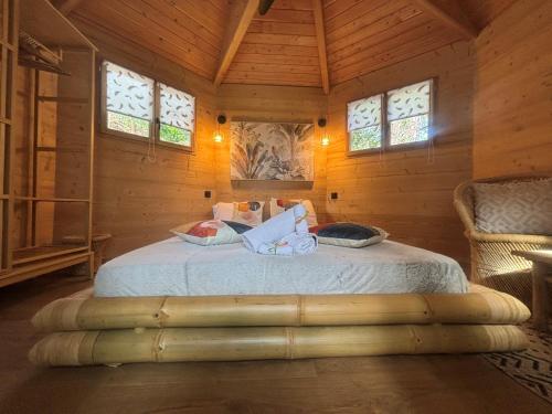 Tempat tidur dalam kamar di Les Lodges de Saint-Cassien 3