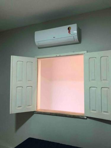 a window in a room with a light above it at Apartamento C na vila-alta em Crato in Crato