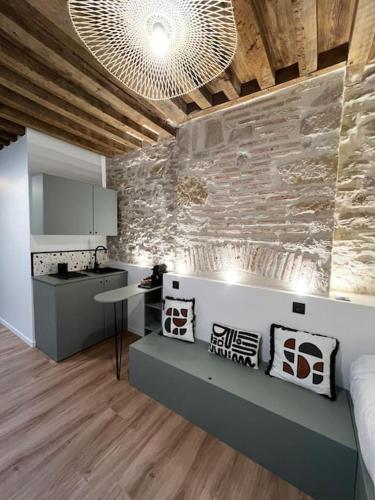 Cette chambre dispose d'une cuisine avec un comptoir et une table. dans l'établissement The Studio Family - Le vert olive, à Dijon
