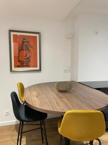 - une salle à manger avec une table et des chaises en bois dans l'établissement La Fleur de Sel, à Honfleur