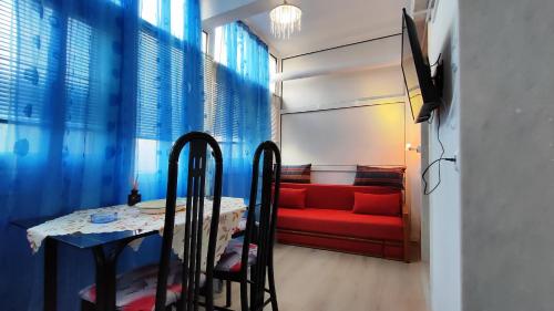 佛洛伊塔的住宿－Economy apartment，客厅配有红色的沙发和桌子