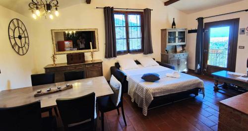 sypialnia z łóżkiem i stołem oraz jadalnia w obiekcie RIVIERA DOLCE VITA w mieście Camporosso