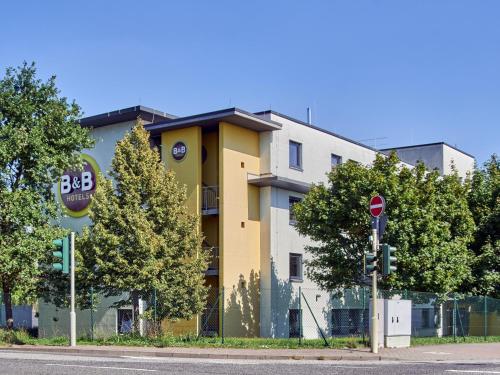 ein Gebäude an der Straßenseite in der Unterkunft B&B Hotel Mainz-Hechtsheim in Mainz