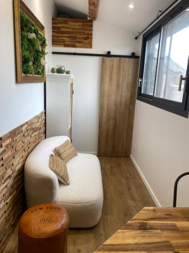 un salon avec un canapé et une table dans l'établissement Vieux port de Marseille, à Marseille