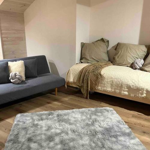 a living room with a couch and a bed at Refugio entre Montañas - Malalcahuello in Malalcahuello