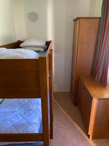 - une chambre avec des lits superposés et une armoire en bois dans l'établissement Studio cabine 5 personnes, à Monflanquin