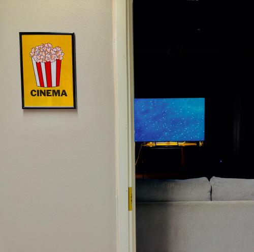 una foto di un cartello su un muro con popcorn di The Rooms Airport - 20Rooms a Vantaa