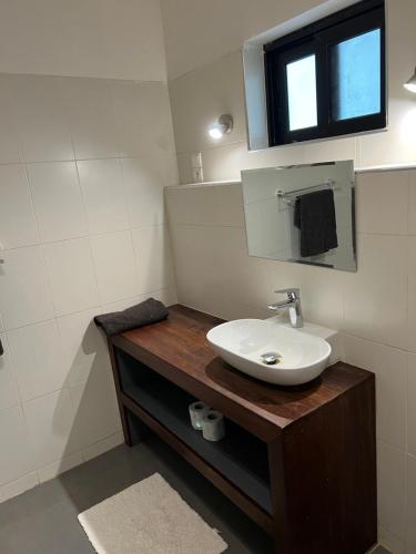 une salle de bain avec un lavabo et un miroir dans l'établissement Chez Diarra, à Saint-Louis