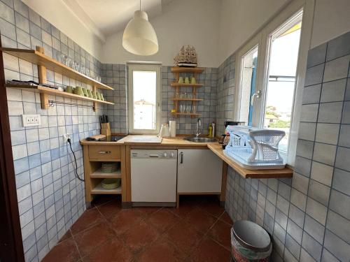 een kleine keuken met een aanrecht en een wastafel bij Adria Sun Apartments Vodice in Vodice