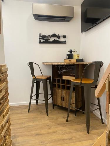une chambre avec deux chaises, une table et un bureau dans l'établissement Vieux port de Marseille, à Marseille