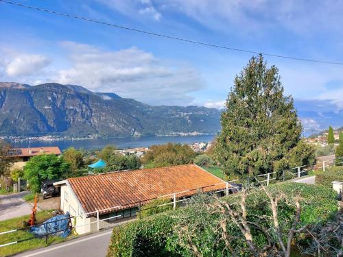 ein Haus mit See- und Bergblick in der Unterkunft Mandello Panoramico in Mandello del Lario