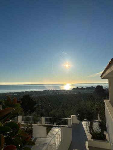 - une vue sur le coucher du soleil depuis le balcon d'une maison dans l'établissement CasaRagno, à Vieste
