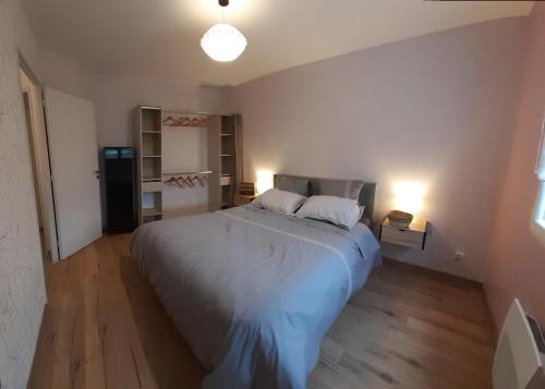 une chambre avec un grand lit dans une pièce dans l'établissement Carcès, Villa en Provence, piscine, 6 personnes., à Carcès