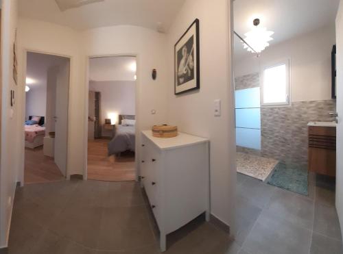 ein Badezimmer mit einem weißen Schrank und ein Schlafzimmer in der Unterkunft Carcès, Villa en Provence, piscine, 6 personnes. in Carcès