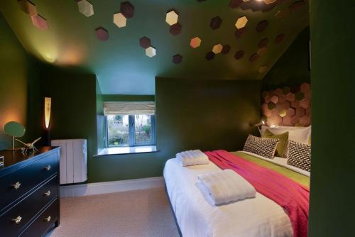 a bedroom with a bed with hearts on the ceiling at Cosy Cottage, Central Ludlow, Free Parking, Boutique Hotel Style in Ludlow