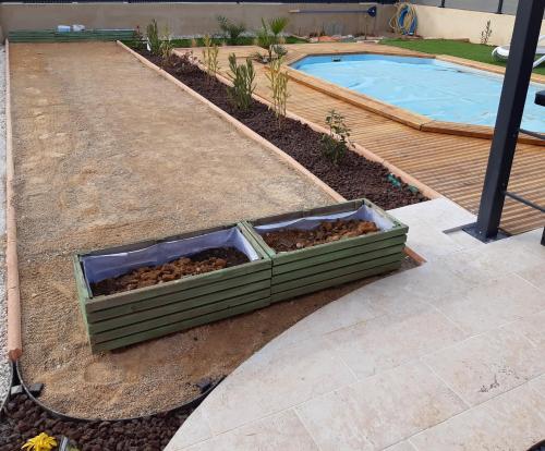 un conteneur de rochers à côté d'une piscine dans l'établissement Carcès, Villa en Provence, piscine, 6 personnes., à Carcès
