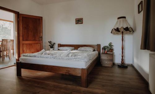 Un dormitorio con una cama y una lámpara. en Molnár Apartment, 
