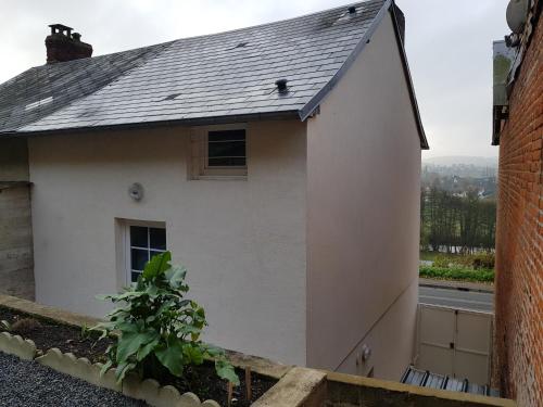 une petite maison blanche avec un toit dans l'établissement Maison de ville, à Pont-Audemer