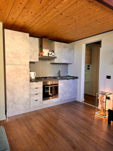 an open kitchen with a wooden ceiling at La Casetta di Elena in Pesaro