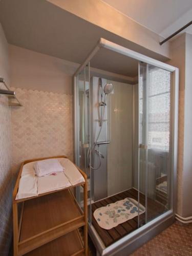 une douche avec une porte vitrée dans une salle de bain dans l'établissement Maison du Pont de la Roussie, à CazoulÃ¨s