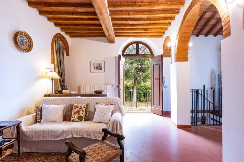 - un salon avec un canapé et une table dans l'établissement Podere Torre degli Ulivi, à Palaia
