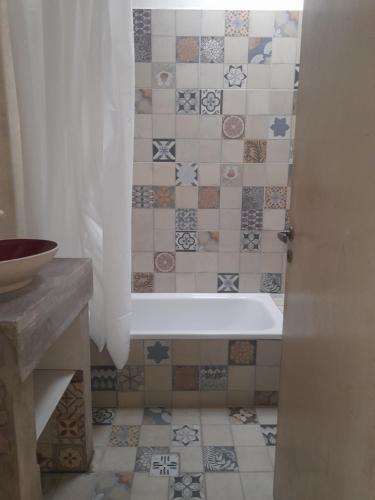 a bathroom with a bath tub and a shower curtain at Casa Ágape in Ingeniero Maschwitz