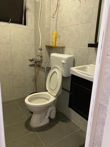 een badkamer met een toilet en een wastafel bij Igo homestay - Family Room in Shah Alam