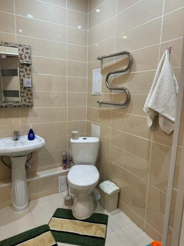 Um banheiro em 1- комнатная Квартира