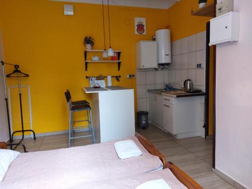 Habitación pequeña con cama y cocina en Apartament Różana przy ICE, en Cracovia